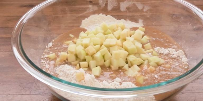 Вместо большого пирога готовлю маленькие маффины: масляные изделия с яблоками обожают мои дети