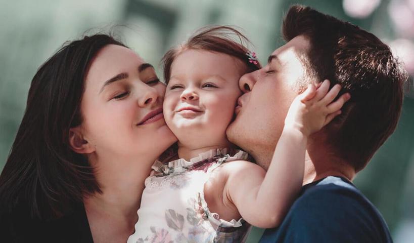 Разделите обязанности и не забывайте о романтике: психологи рассказали, как укрепить отношения после рождения ребенка