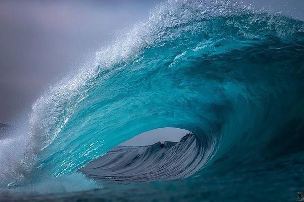 Фотограф проводит часы в океане, запечатлев различные «настроения» волн
