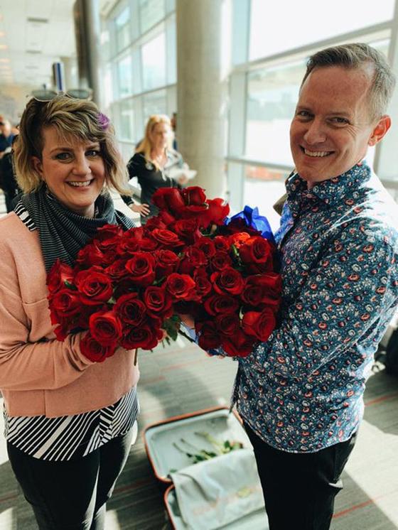 Муж удивил свою жену: он повторил романтическое предложение руки в аэропорту, которое сделал 25 лет назад
