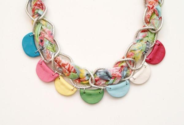 Сочетание разноцветной глины и яркой ткани: делаем модное и стильное ожерелье своими руками