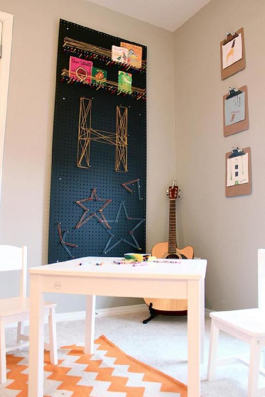 Придумала интересную идею для организации домашнего офиса: органайзер, который отлично украшает комнату