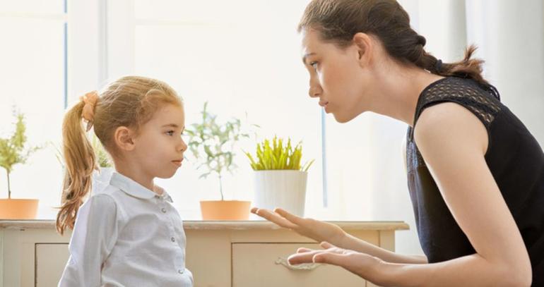 Разговаривать с ребенком, опускаясь на уровень его глаз – большая ошибка, по словам психолога