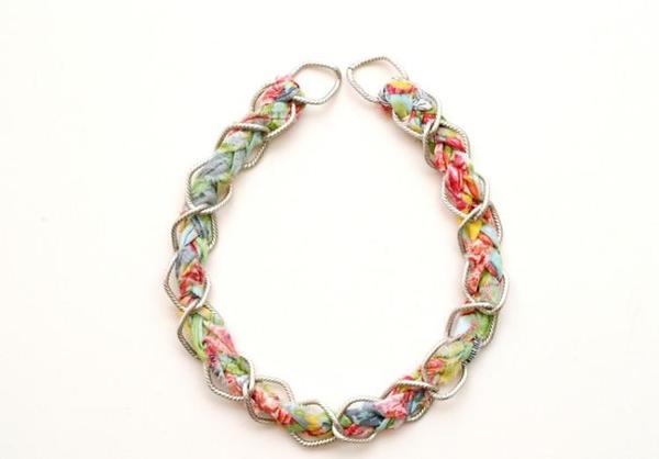 Сочетание разноцветной глины и яркой ткани: делаем модное и стильное ожерелье своими руками
