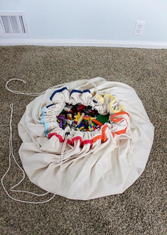 Для порядка в доме и спокойствия мамы: шьем удобный сворачивающийся коврик для игр с мелким конструктором