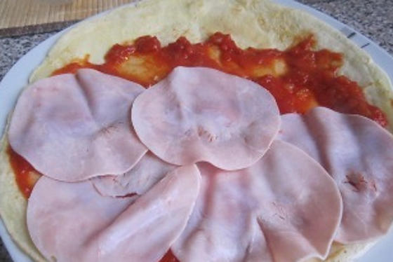 Подруга дала рецепт блинов, запеченных а-ля пицца - с салями и сыром. Обязательно сделаю на Масленичной неделе