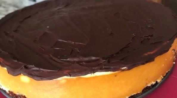 Шоколадное пирожное в основе, а сверху   сливочный сыр: делюсь рецептом чудесного брауни, который я украшаю шоколадной крошкой