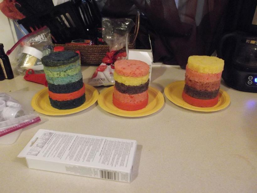 В жестяных банках испекла торт с цветами радуги: десерт получился красивым и очень вкусным