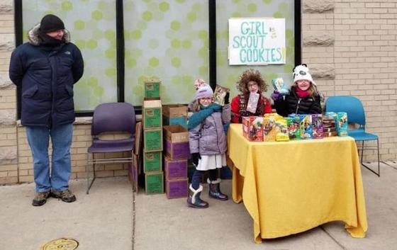 Девочки-скауты установили лоток с печеньем возле магазина с марихуаной в Чикаго