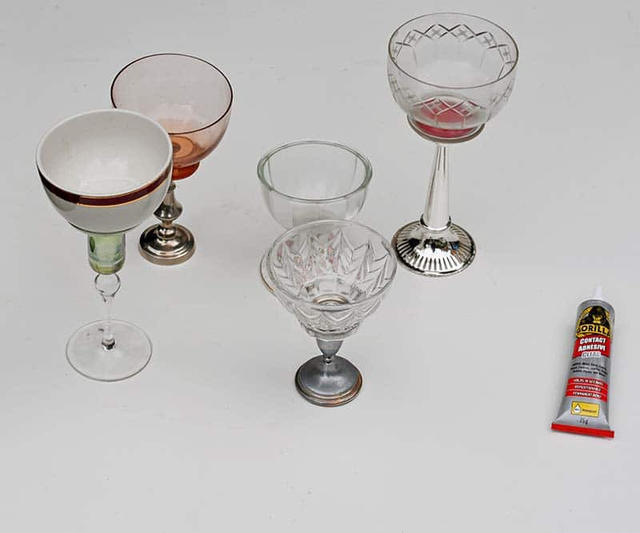Старые стаканы и чашки превратила в яркие горшки для суккулентов: смотрятся очень необычно