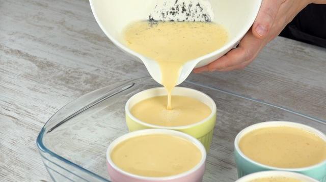 Приготовила карамельный флан, украсила сахарной паутинкой: очень вкусный десерт получился