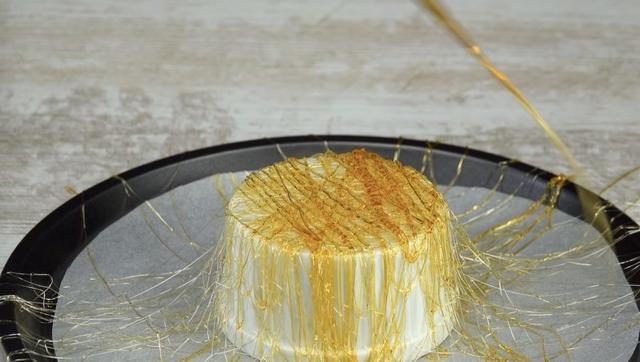 Приготовила карамельный флан, украсила сахарной паутинкой: очень вкусный десерт получился