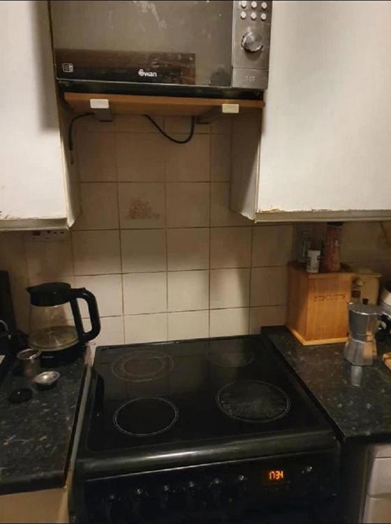 Женщина обновила свою кухню с помощью обычных наклеек: многие раскритиковали такой сомнительный ремонт