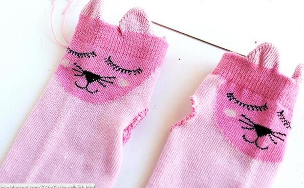 Подруга взяла носки и сшила из них милые перчатки для своей дочки: ребенок в восторге