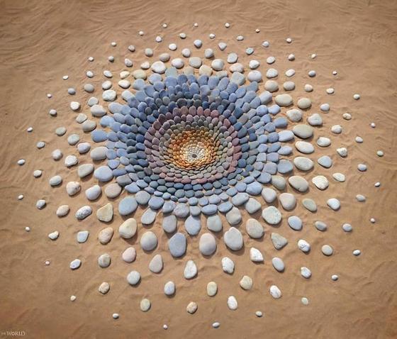 Художник расставляет камни в потрясающих узорах на пляже. 30 фото