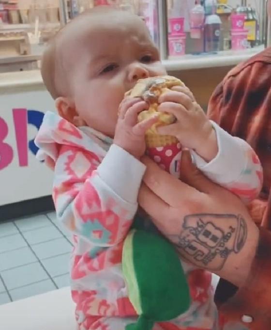 Малышка не смогла сдержаться, когда родители впервые дали ей попробовать мороженое (видео)
