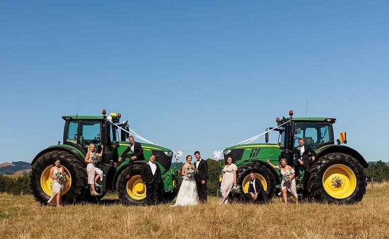 Приглашенные думали, что свадьба пройдет на пляже. Однако молодожены решили организовать торжество на ферме (фото)