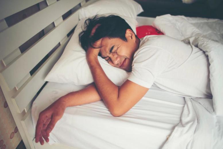 Может ли лицо жирниться больше, если спать в другом месте и не на своей простыне: эксперты сказали, что может