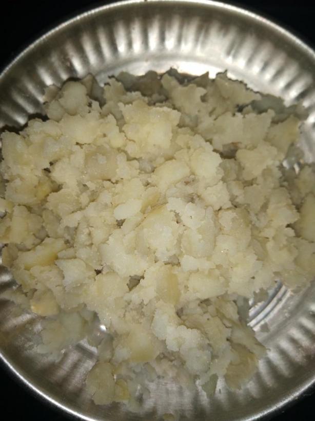 Добавляю к толченой картошке сыр и все это жарю: получаются лепешки на индийский лад