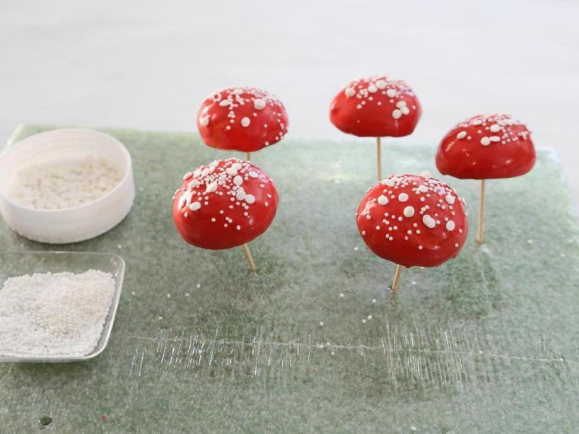 Для детских праздников часто готовлю милое лакомство в виде грибов: используем готовые безе и пряники