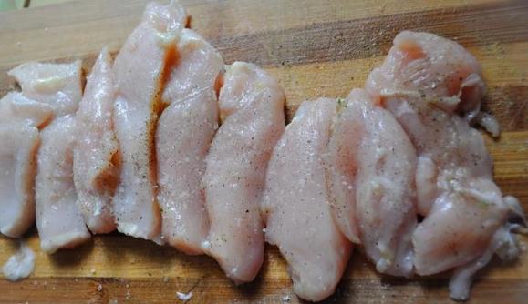 Куриные грудки начиняю чесноком и заворачиваю в ветчину   получается сказка (подавать такое лучше с брокколи и картошкой): рецепт