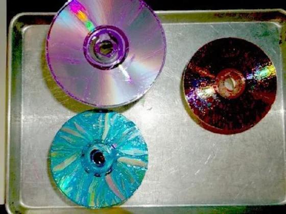 Взяли с внучками CD-диски и запекли их в духовке: декор-идея для тех, кто любит свечи и красивые подставки