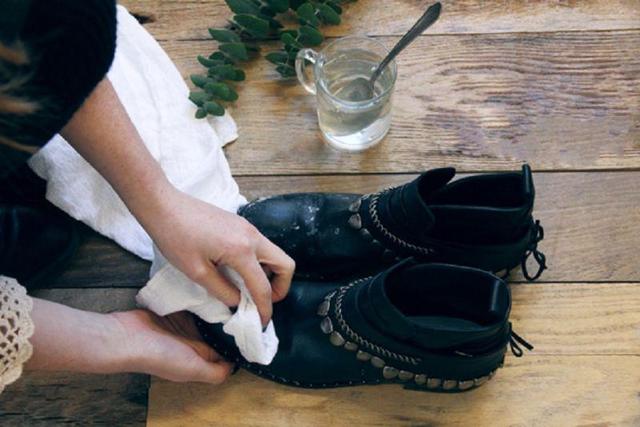 Замшу можно очистить молоком! 5 советов для тех, кто носит замшевую обувь