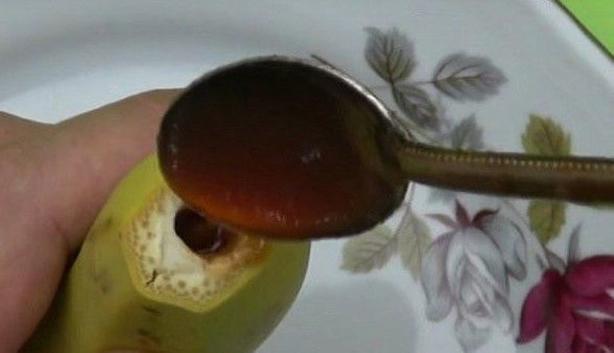 Отец засунул трубочку в банан и сделал оригинальный десерт: 5 лайфхаков с бананами