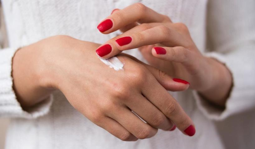 Вазелин, масла и овсяные ванночки: проверенные способы вылечить сухую и потрескавшуюся кожу рук