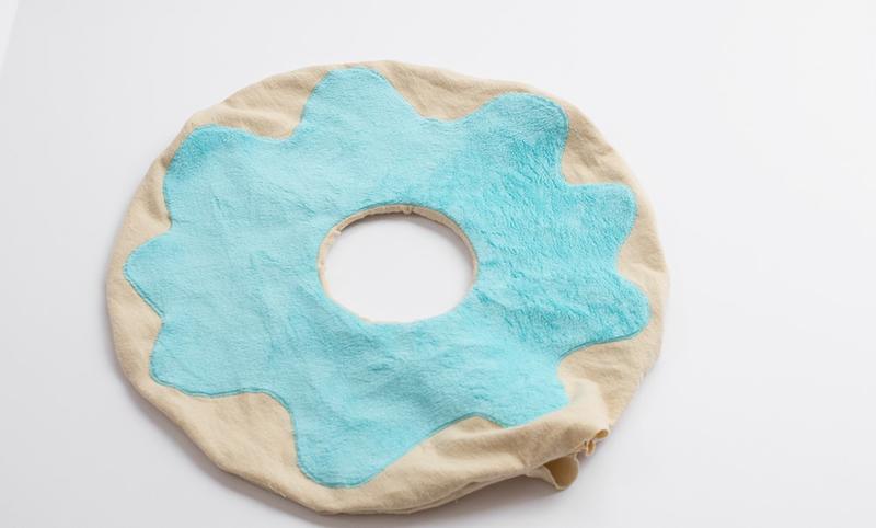 Деталь интерьера, которую хочется съесть: как сшить плюшевую декоративную подушку в виде аппетитного пончика