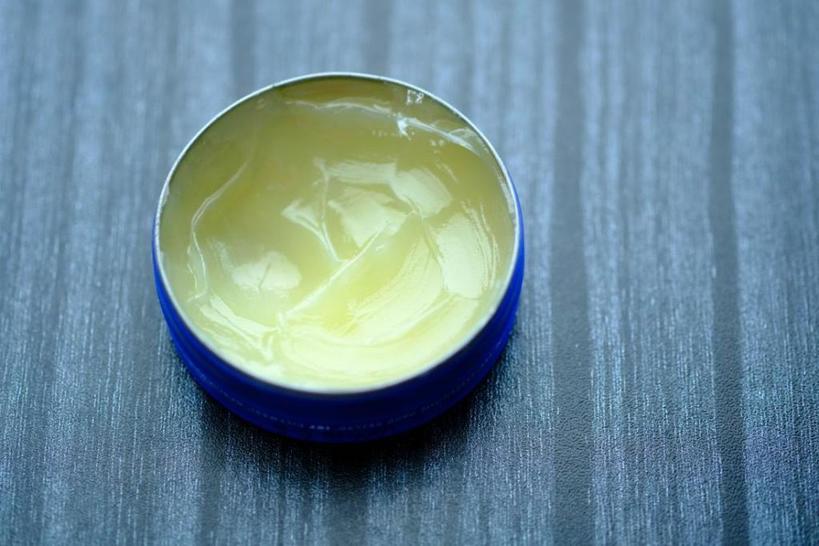 Вазелин, масла и овсяные ванночки: проверенные способы вылечить сухую и потрескавшуюся кожу рук