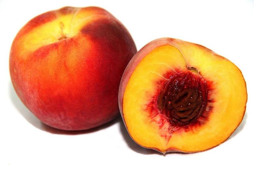 Могут потерять свои качества. Персики, ягоды и не только: какие продукты мы ошибочно храним в холодильнике