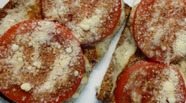 Мариную помидоры, а потом делаю с ними сочные и аппетитные сэндвичи (завтрак из Италии, который покорил меня пряным ароматом): рецепт