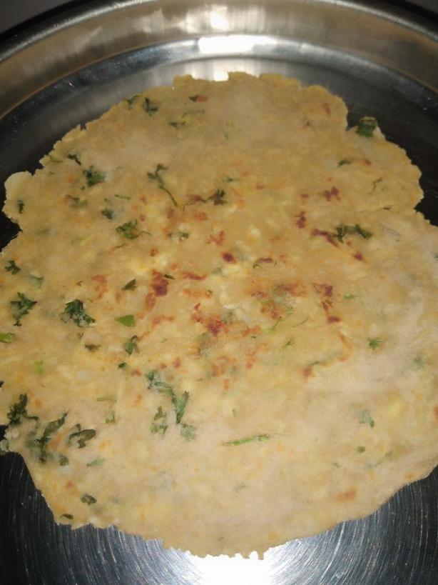 Добавляю к толченой картошке сыр и все это жарю: получаются лепешки на индийский лад