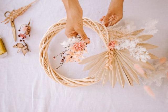 Плетеный венок из сухоцвета своими руками: отличный способ добавить комнате весенних красок