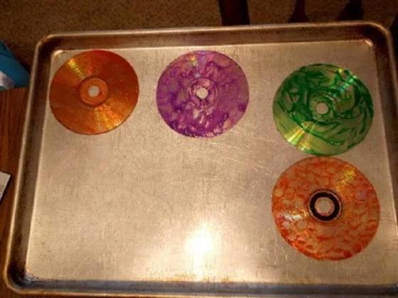 Взяли с внучками CD-диски и запекли их в духовке: декор-идея для тех, кто любит свечи и красивые подставки