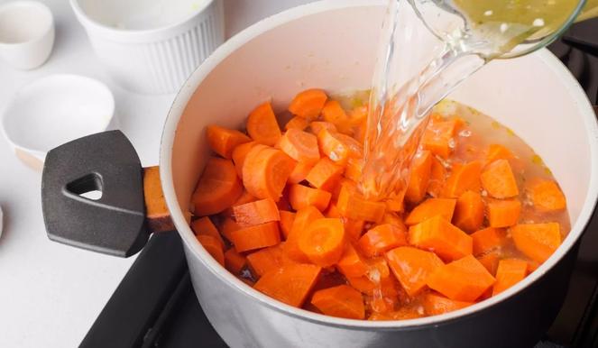Морковно-имбирный суп – настоящая находка, а с миндалем еще вкуснее и полезнее