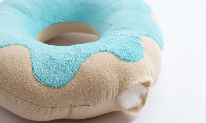 Деталь интерьера, которую хочется съесть: как сшить плюшевую декоративную подушку в виде аппетитного пончика