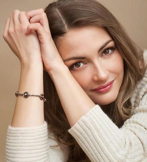 У холодной красавицы Анны Казючиц есть младшая сестра с нежными чертами лица: новые фото
