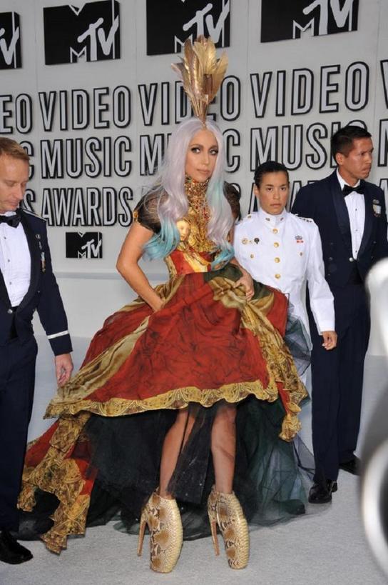 Леди Гага знает, как обратить на себя внимание: культовые образы певицы на красной дорожке (фото)