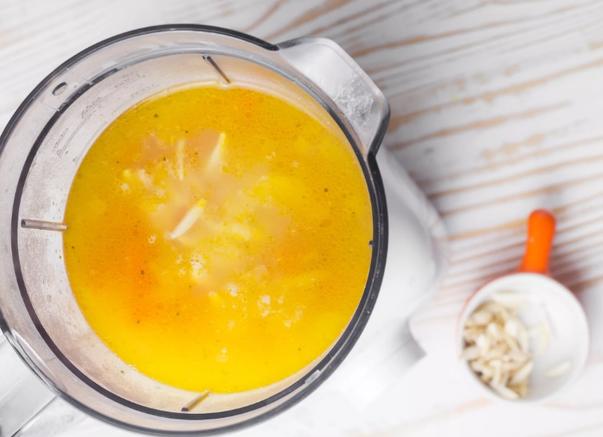 Морковно-имбирный суп – настоящая находка, а с миндалем еще вкуснее и полезнее