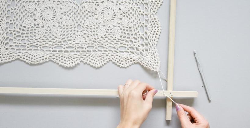 Искусство макраме: как сделать красивое украшение на стену из ниток и ажурной салфетки