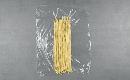 Беру втулки от туалетной бумаги и спагетти: рецепт необычных рулетиков с начинкой
