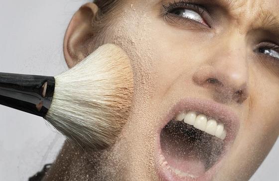 Низкая линия румян, растирание тонального крема и не только: 7 ошибок в макияже, которые делают женщины
