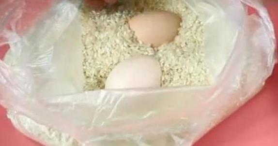 Моя бабушка в селе хранит яйца свежими несколько недель, при этом она даже не кладет их в холодильник
