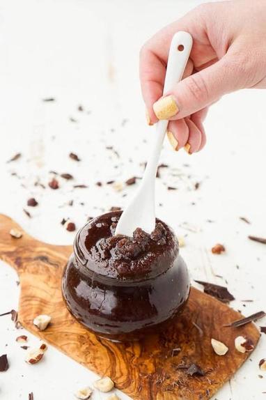 Пахнет как печенье: рецепт домашнего шоколадно-орехового скраба для тела
