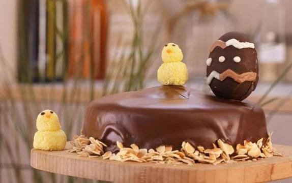На Пасху пеку не только куличи, но и торт, украшенный кокосовыми цыплятами и шоколадными яйцами: детям очень нравится