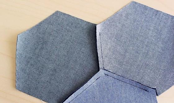 Вариант использования старых джинсов: как сшить красивый лоскутный коврик из шестигранников