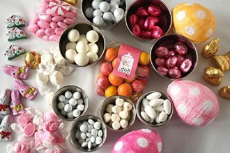 Взяла цветные салфетки, воздушные шарики, вкусные мелкие конфеты и сделала для детей к Пасхе несколько киндер-сюрпризов