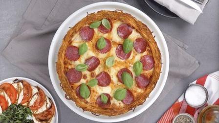 Остались спагетти? Сделайте оригинальную пиццу с моцареллой, фаршем и салями